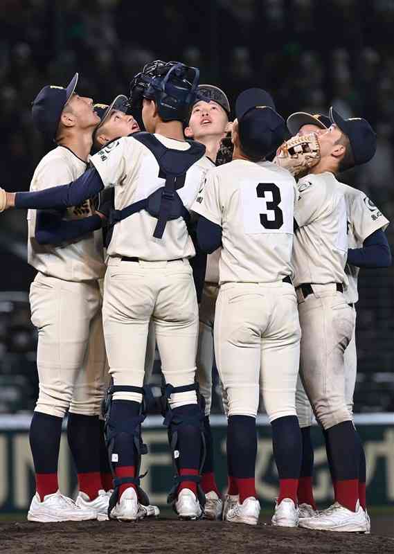 近江戦のタイブレークの延長10回表。ピンチの場面でマウンドに集まり、空を見上げる国府ナイン＝18日、兵庫県西宮市の阪神甲子園球場（小野宏明）