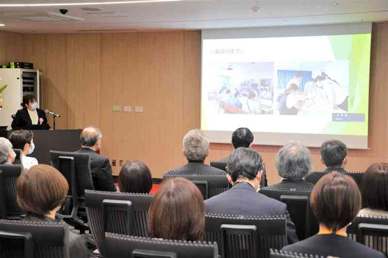 相互派遣の研修結果を報告する看護師＝22日、熊本市中央区