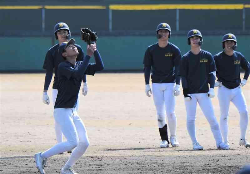 リラックスした表情で調整する国府ナイン＝鳴尾浜臨海公園野球場