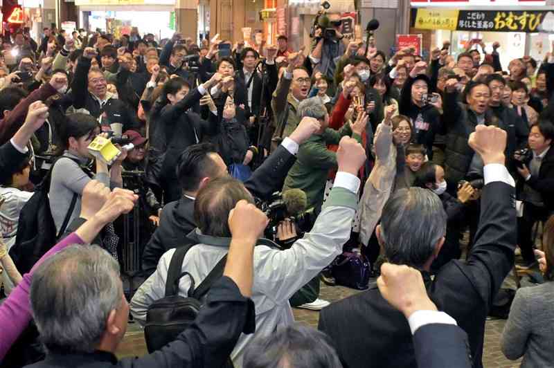 熊本県知事選の候補者の遊説で拳を突き上げる支持者ら＝23日午後、熊本市（谷川剛）