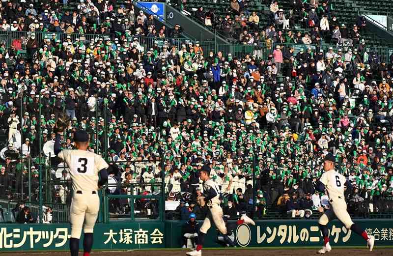 1回戦で選手たちを応援する国府の応援団＝甲子園（小野宏明）