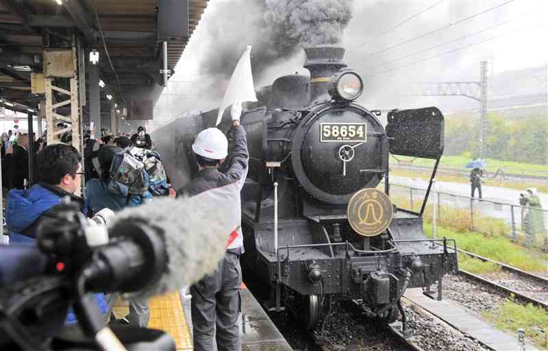 熊本－八代間の特別運行を終えて八代駅に到着する「SL人吉」＝24日午前、八代市