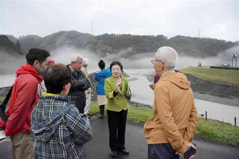 球磨川の堤防上で参加者と話し合う嘉田由紀子参院議員（右から2人目）＝25日、球磨村