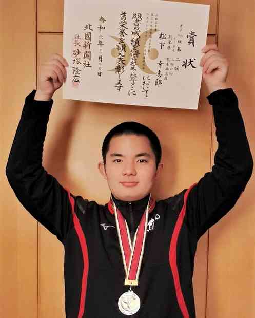 重量挙げ男子96キロ級でトータル240キロを挙げて準優勝した松下幸志郎（熊本西）＝金沢市