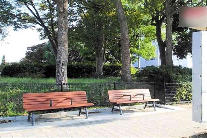 熊本市がバス停に設置するベンチのイメージ。歩道のスペースに応じて、さまざまなタイプを取り入れる（市提供）