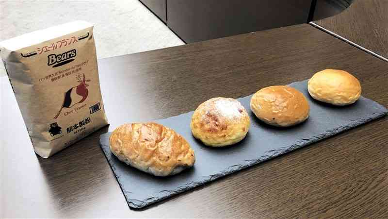 チャイナエアラインが機内食で提供している熊本製粉の小麦粉を使ったパン。台湾産イチゴを練りこんだもの（左端）など4種類がある＝26日、県庁