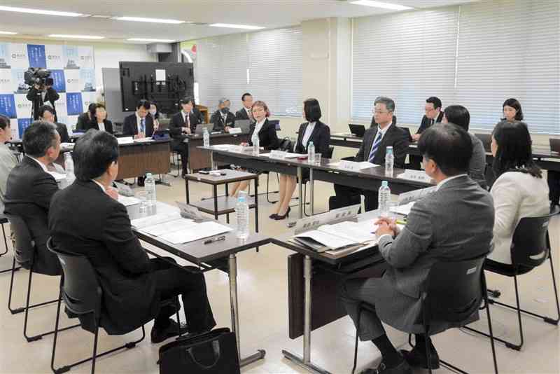 熊本市による宿泊税導入を「適当」とする答申をまとめた有識者検討委員会＝27日、市役所