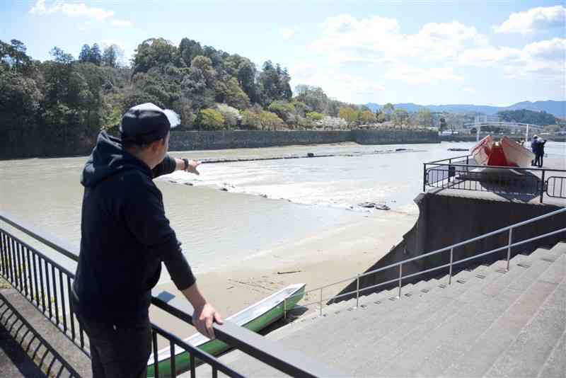 球磨川下りの発船場を見つめる船頭の藤山和彦さん＝27日、人吉市