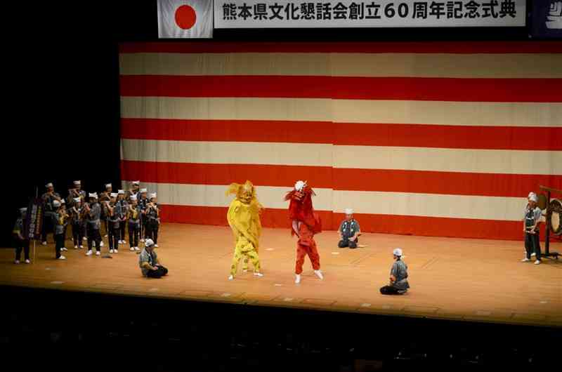 厳かな舞を披露する熊本新町獅子保存会の子どもら＝28日、熊本市中央区