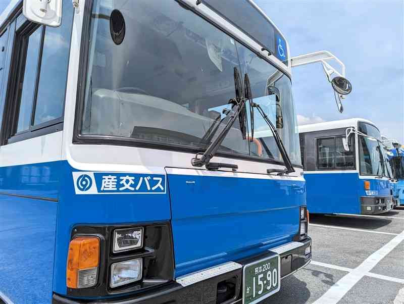 若手人材の獲得に向け、奨学金の返済を支援する産交バスの車両＝熊本市西区