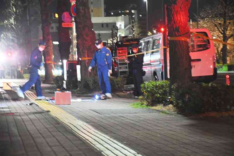 男が通行人を切りつけた現場付近の状況を調べる捜査員ら＝29日午後10時25分ごろ、熊本市中央区