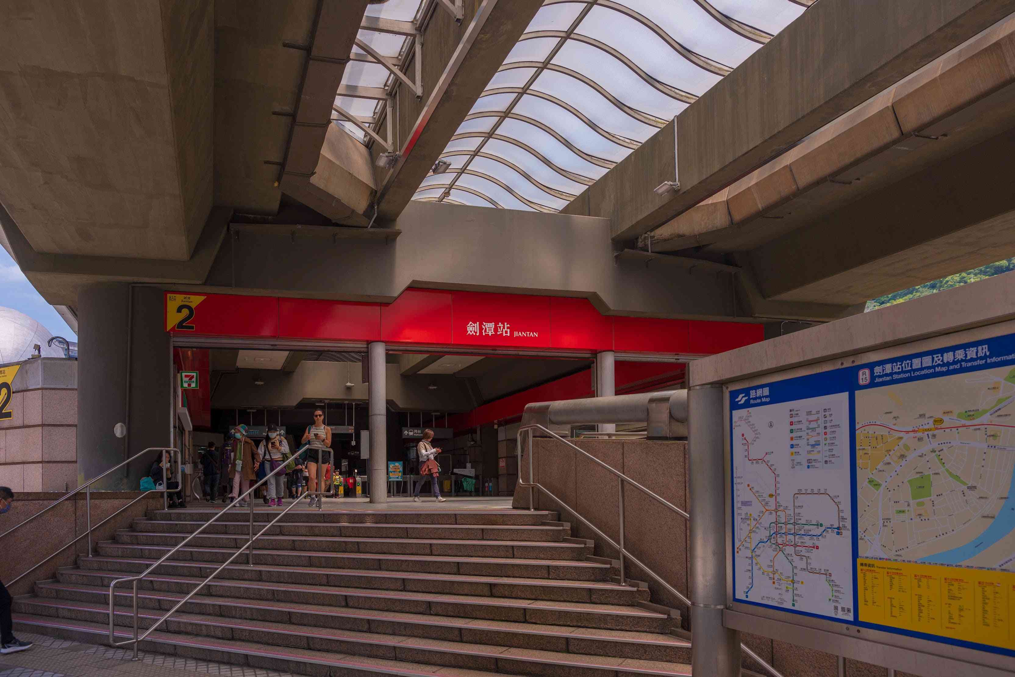 剣潭駅に着きました。ここから歩いて10分ほどで登山道の入り口に到着します＝３月24日（ＮＮＡ撮影）