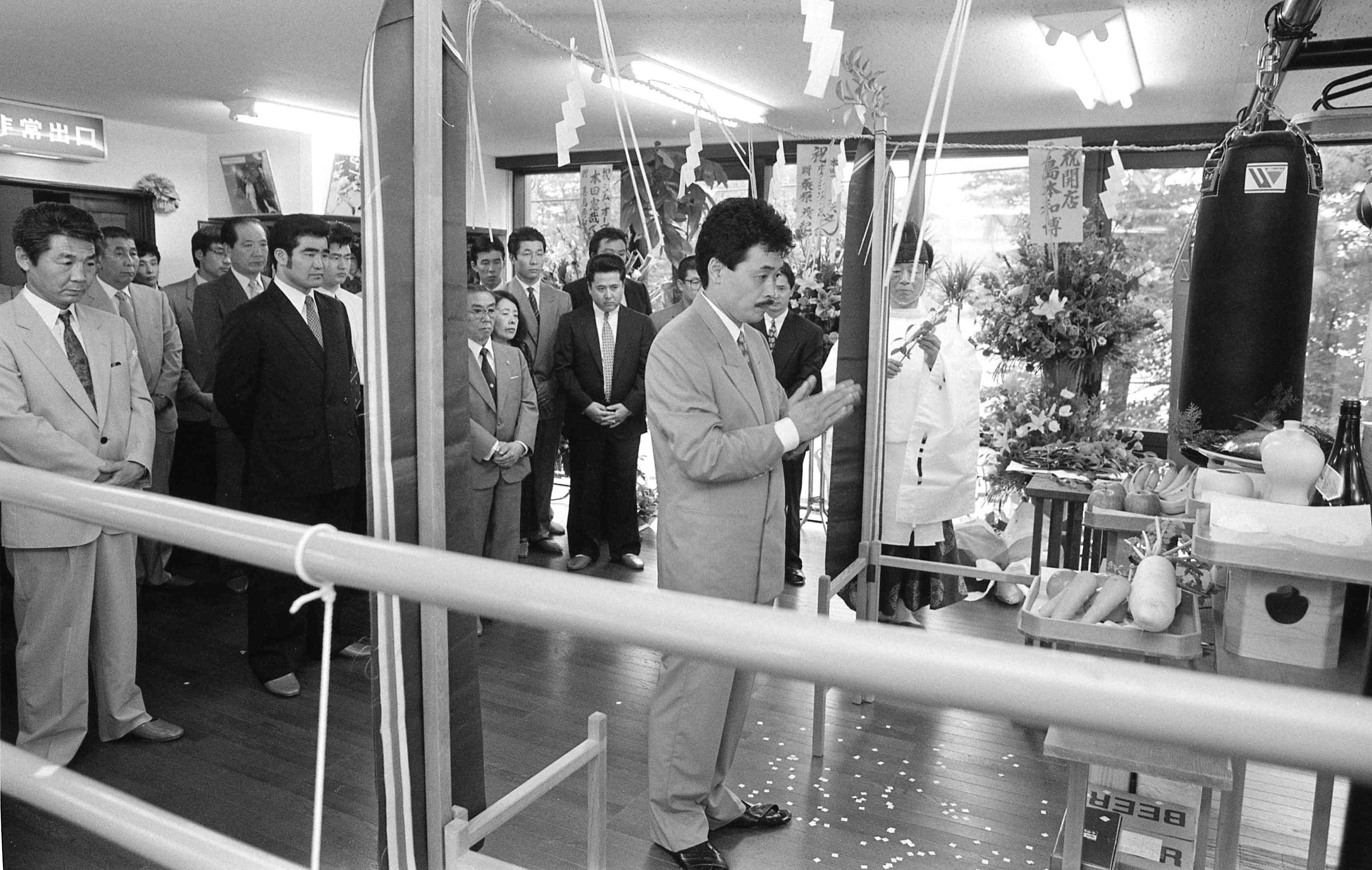 1991年6月、本田フィットネスジムのジム開きの様子。中央が筆者