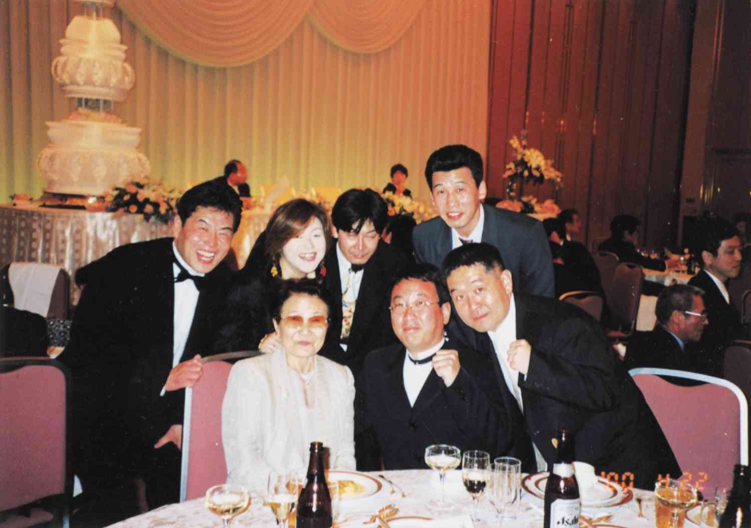 帝拳ジム所属選手の結婚式に参加した長野ハルさん（前列左）
