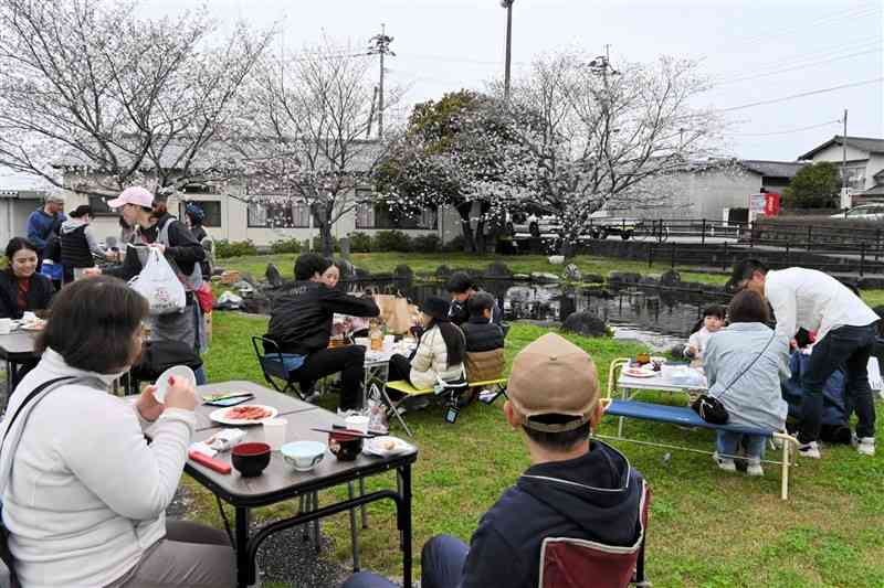 菊之池跡で開かれた朝ごはん会＝3月30日、菊池市