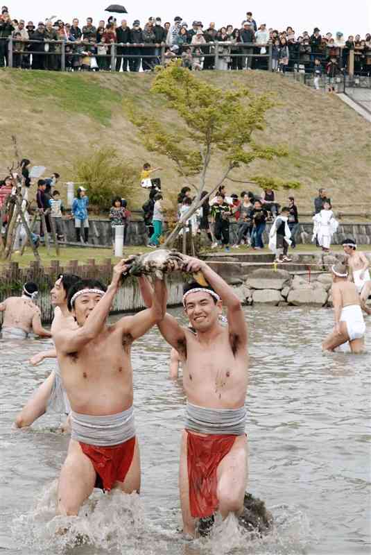 フナ取り神事」5年ぶり開催へ 4月29日、八代市鏡町の鏡ケ池で｜熊本日