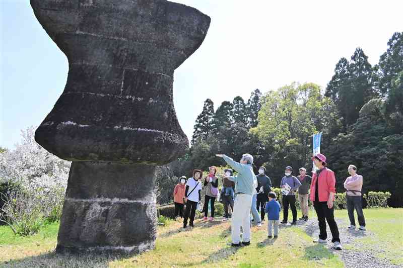 熊本県立装飾古墳館の周囲をめぐるフットパスの参加者＝3月31日、山鹿市