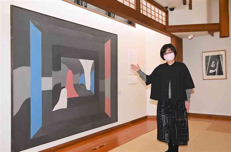 坂本善三美術館で開かれている「坂本善三のカラフル」展＝3月31日、小国町