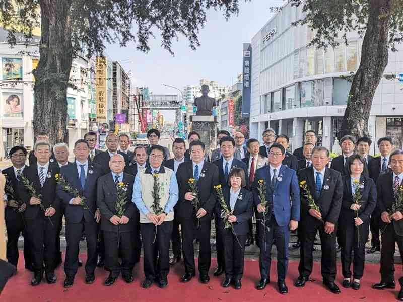 宇土市と縁のある湯徳章の追悼式典に出席した宇城地域の訪問団ら＝3月13日、台南市（宇土市提供）