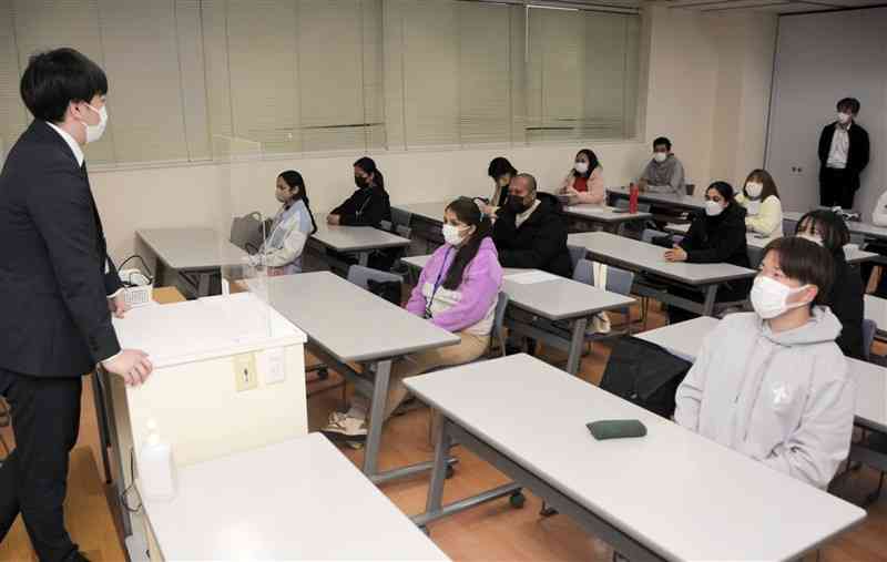 九州中央リハビリテーション学院で、介護を学ぶ留学生たち＝2月19日、熊本市中央区