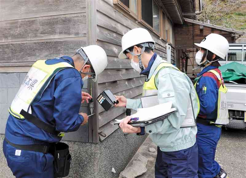 能登半島地震で被災した家屋の罹災判定調査をする熊本県と宇城市、南小国町の職員＝1日、石川県輪島市