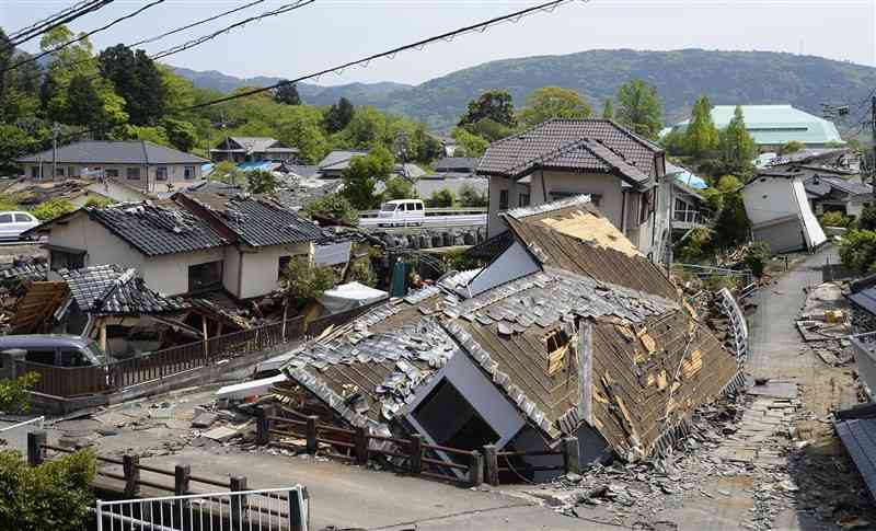 熊本地震で甚大な被害を受けた益城町の寺迫橋付近。右奥の緑の屋根は当時の町総合体育館＝2016年4月20日、益城町寺迫（岩崎健示）