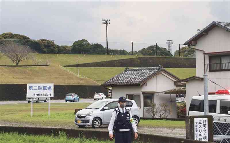 雷が落ちた私立鵬翔高のグラウンド（奥）＝3日午後4時11分、宮崎市