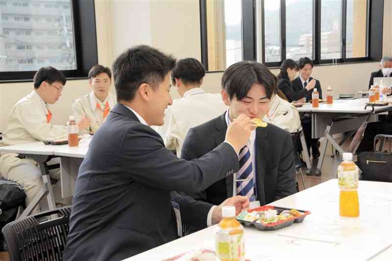 食事介助体験で、弁当を食べさせる新社会人＝3日、熊本市中央区