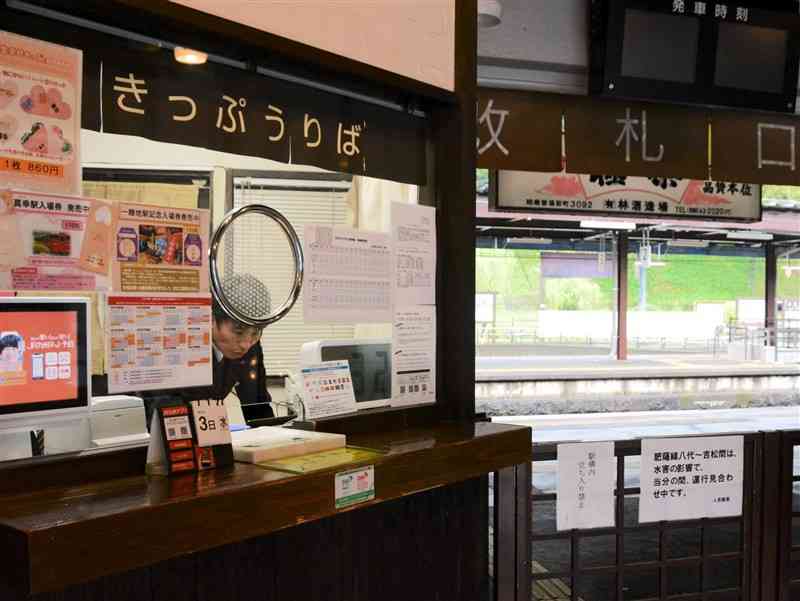JR人吉駅の改札口。運転見合わせの張り紙があり、ホームへの立ち入りはできない。きっぷ売り場は開いている＝3日、人吉市