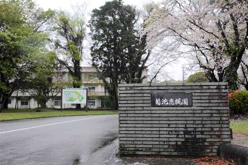 国立ハンセン病療養所・菊池恵楓園の正門。初の全国意識調査で、偏見や差別の解消が進んでいないことが明らかになった＝3日、合志市