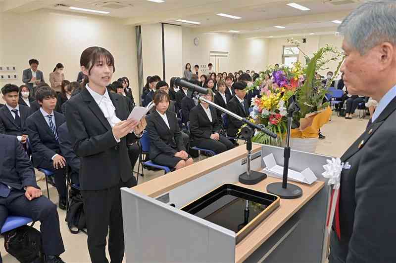 熊本大情報融合学環の入部式で、小川久雄学長（右）に新入生代表として宣誓する池田萌花さん＝4日午後、熊本市中央区の同大黒髪南キャンパス（上杉勇太）