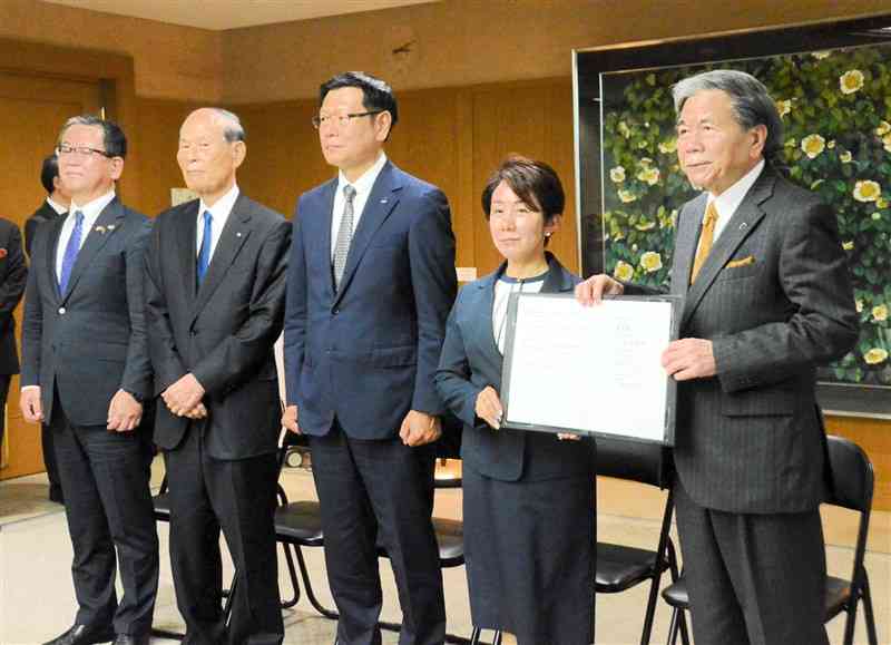 災害時の電源確保を支援する協定を結んだ4者の代表ら＝4日、県庁