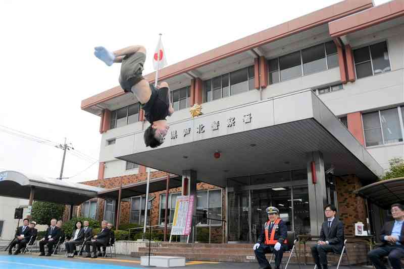 芦北署の出発式でアクロバットな技を披露する芦北高の新体操部＝4日、芦北町