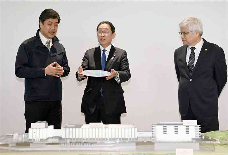 台湾積体電路製造（TSMC）第1工場を視察に訪れ、説明を受ける岸田首相（中央）。右は魏哲家CEO＝6日午後、熊本県菊陽町（石本智）