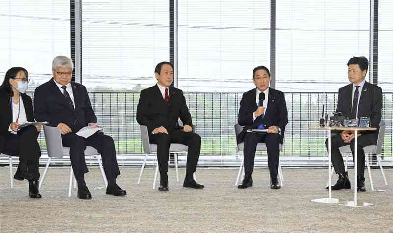 台湾積体電路製造（TSMC）第1工場の視察に訪れ、魏哲家CEO（左から2人目）らと意見交換する岸田首相（同4人目）＝6日午後、熊本県菊陽町（代表撮影）