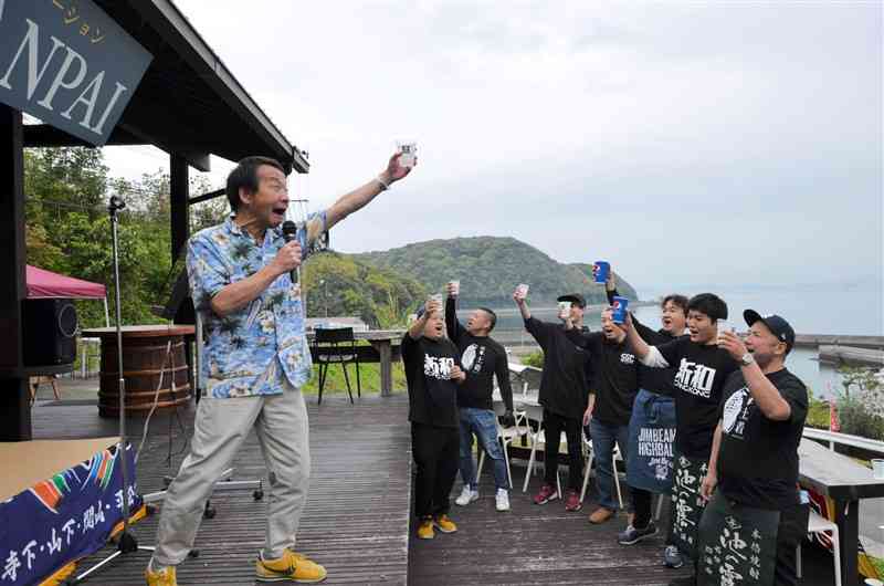 タレントの大田黒浩一さんの音頭で乾杯し、焼酎を楽しむ人ら＝6日、天草市