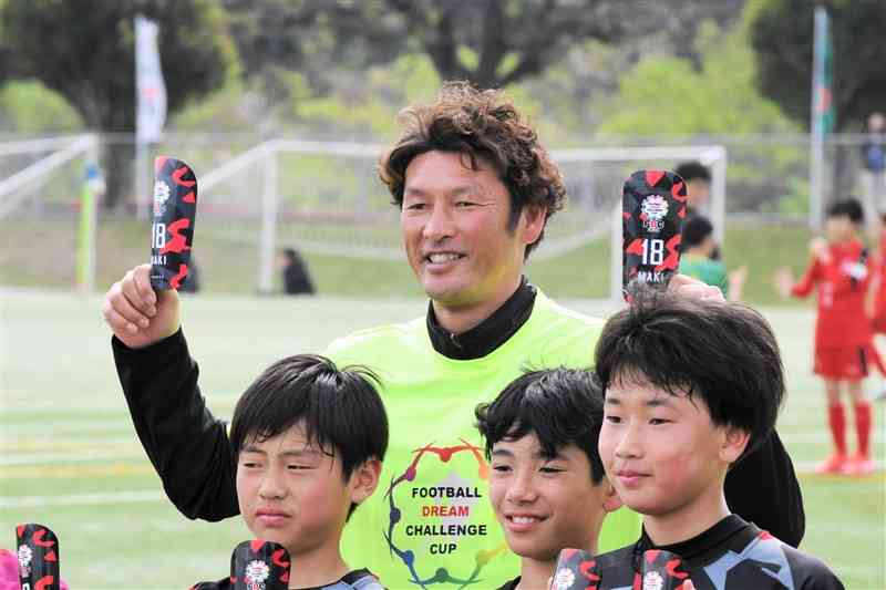 サッカーの12歳以下の国際大会を熊本県内で初開催した元日本代表の巻誠一郎さん＝5日、大津町運動公園