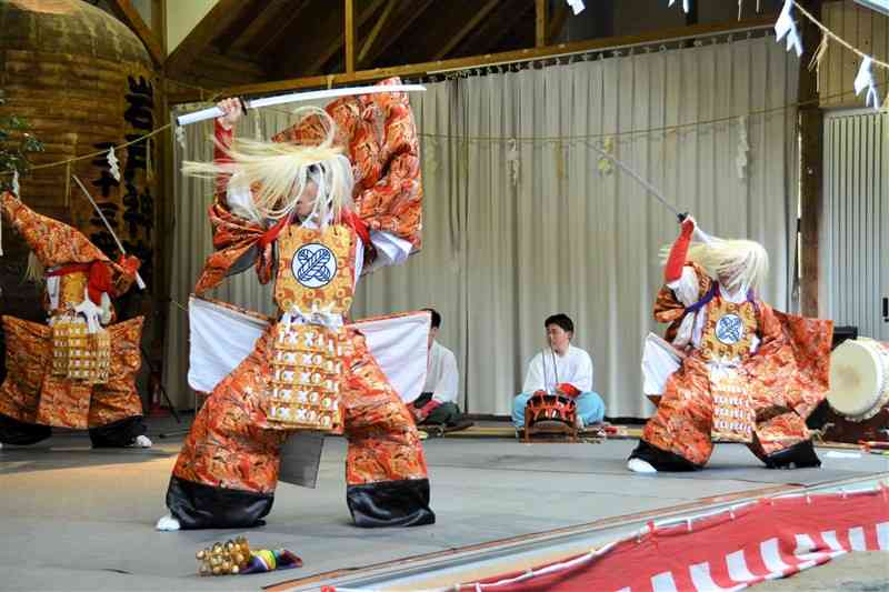 力強い舞を披露する中江岩戸神楽の保存会員たち＝7日、阿蘇市