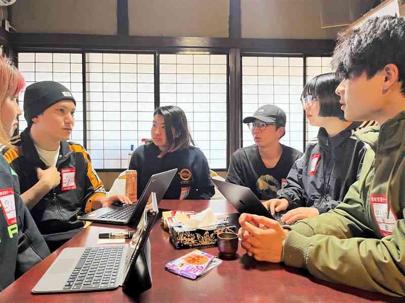 支援活動について話し合う熊本支援チームの現地メンバー。大塚亜由莉さん（右から2人目）は「熊本地震の恩返しがしたい」と話す＝3月29日、石川県七尾市