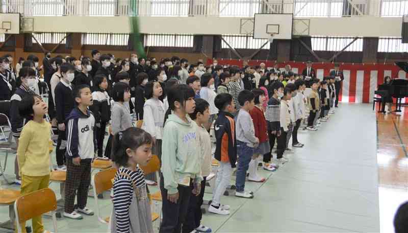 新校歌を歌う球磨清流学園の児童生徒たち＝8日、球磨村