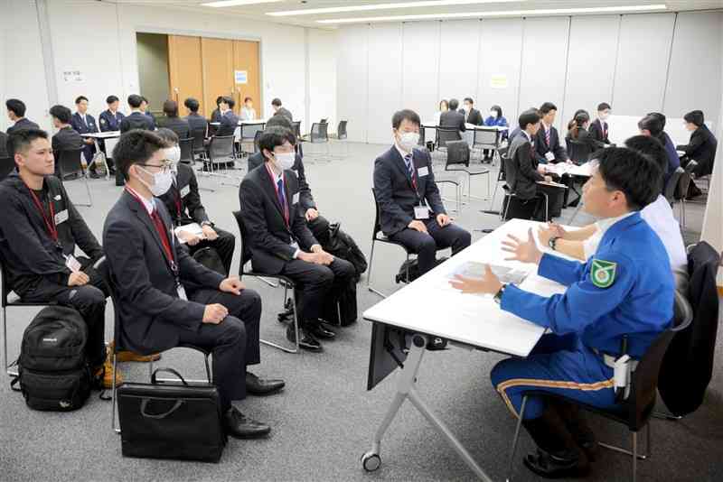 若手警察官（右）の話に耳を傾ける採用ガイダンスの参加者ら＝8日、県警本部