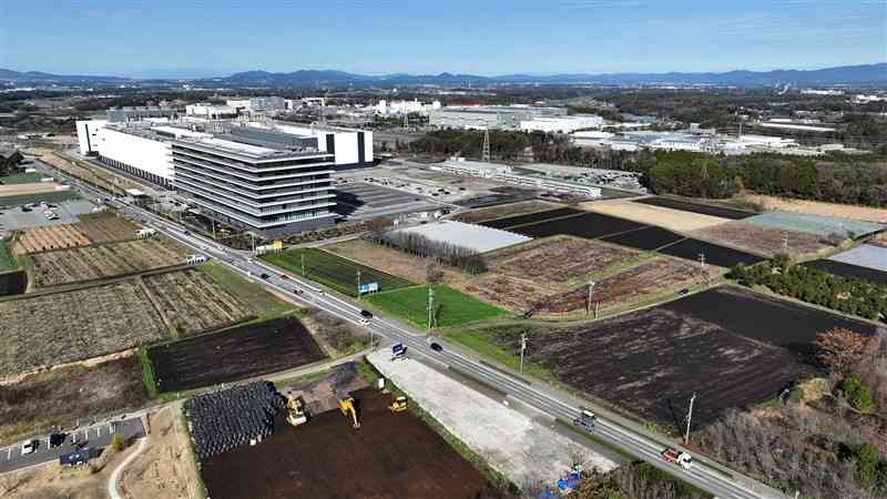 菊陽町に建設されたTSMCの熊本第1工場。町はTSMC側から、その東側（写真右側）に第2工場を建設すると伝達されたという＝2月24日（石本智、ドローン撮影）