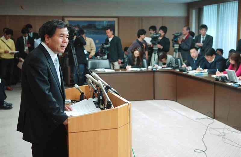 就任会見で記者の質問に答える熊本県の蒲島郁夫知事＝2008年4月16日、県庁