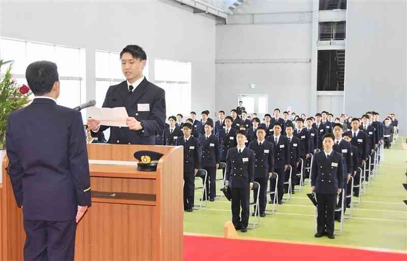 熊本県内の各消防本部で採用され、県消防学校の入校式に臨む職員ら＝9日、益城町