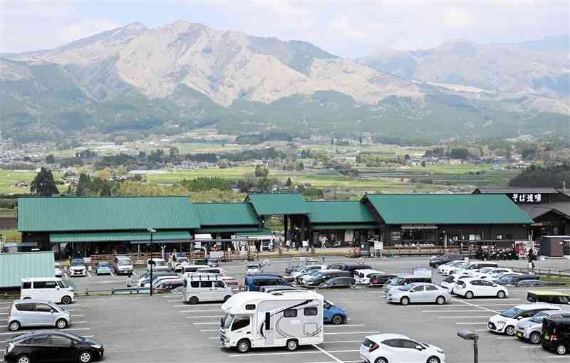 道の駅推しランキングで1位に選ばれた「あそ望の郷くぎの」。阿蘇の山々や田園風景を望む「眺望」が人気を押し上げた＝9日、南阿蘇村（植山茂）