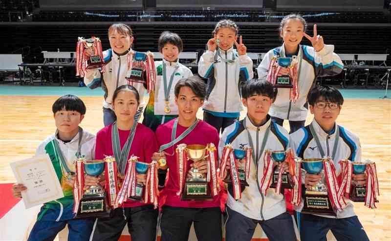 全九州トランポリン選手権で上位に入った熊本県勢の選手たち＝SAGAアリーナ