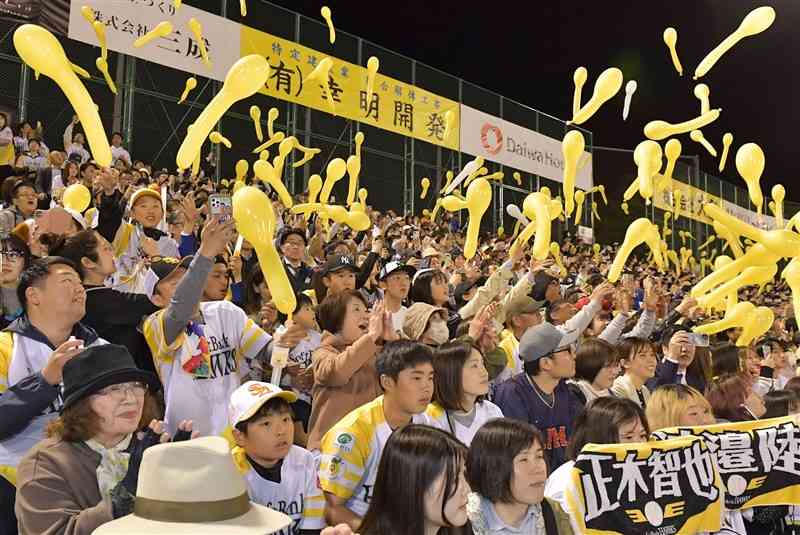ソフトバンク7回裏の攻撃を前に、黄色い風船を飛ばして球場を盛り上げる観客たち＝リブワーク藤崎台（上杉勇太）