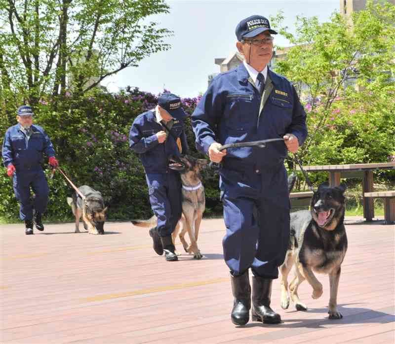 熊本県警から嘱託書を交付された警察犬と指導士ら＝10日、県警本部