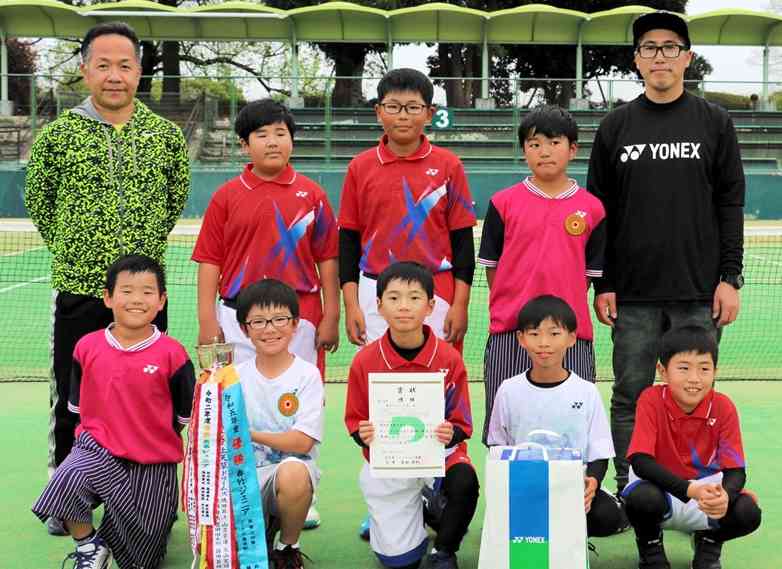 団体男子で2連覇を果たした春竹ジュニアの選手ら＝熊本県民総合運動公園