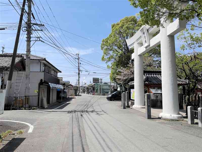 八代市の景観重点地区に指定された八代神社（妙見宮）前の市道＝10日、同市